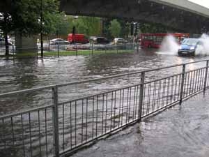 Jeszcz długo będą sprzątać po powodzi w Hammersmith.