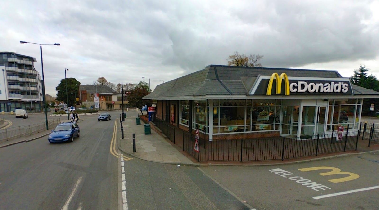 Wyprosili dziewczynkę z McDonald’s, bo… miała na sobie mundurek