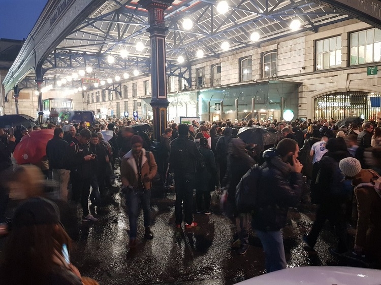 Alarm na Victoria Station - Konieczna ewakuacja!