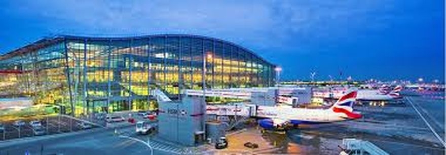 Bardzo dużo odwołanych lotów z i na lotnisko Heathrow ponieważ Wielka Brytania jest nadal atakowana przez "mini Bestię ze Wschodu".