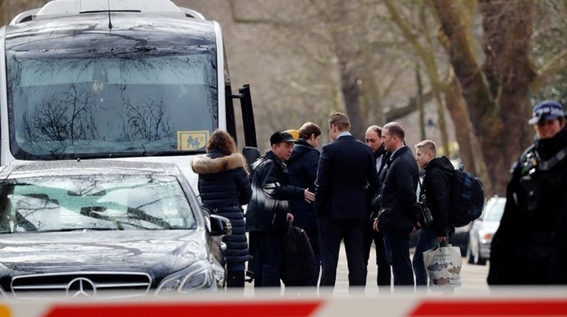 Pożegnania w rosyjskiej ambasadzie, wydaleni rosyjscy dyplomaci przygotowują się do wyjazdu z Wielkiej Brytanii