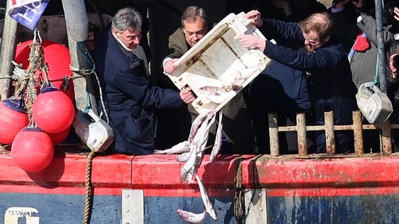 Nigel Farage wyrzucił martwe ryby do Tamizy w proteście przeciwko porozumieniu przejściowemu w sprawie Brexitu