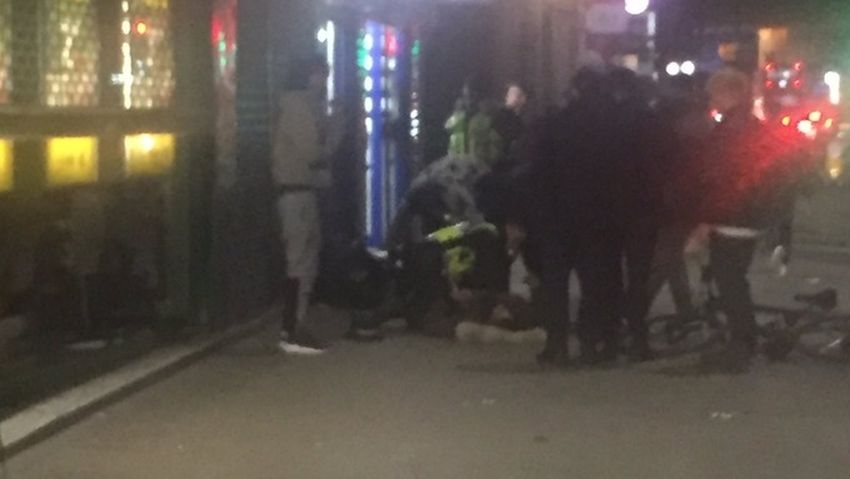 Dwie osoby postrzelone przed stacją metra Mile End.