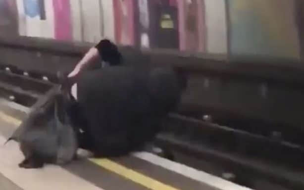 Pasażerowie przebywający na peronie uratowali dwóch bijących się Polaków.