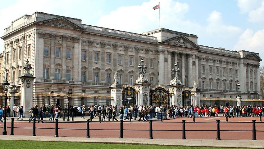 Mężczyzna aresztowany w Vanie znalezionym w okolicy Pałacu Buckingham