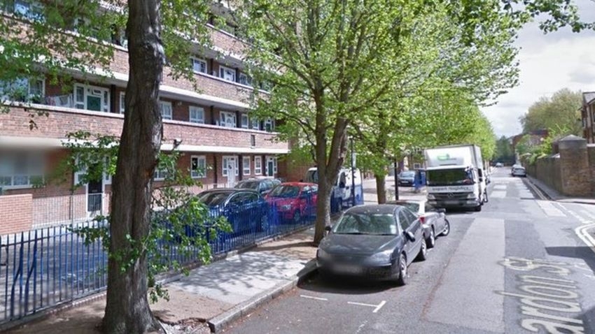 Mężczyzna roznoszący ulotki wyborcze potrzebował zszycia głowy po "uderzeniu metalowym prętem" przez zamaskowanego mężczyznę