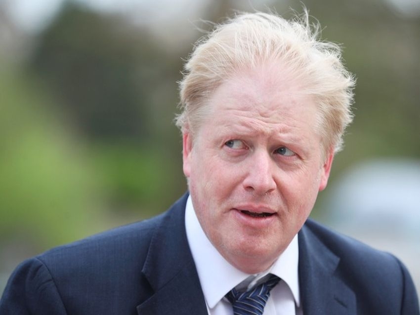 Boris Johnson wzywa do zatrzymywania i zwiększenia liczby przeszukań w celu zwalczania przestępstw związanych z użyciem noża.