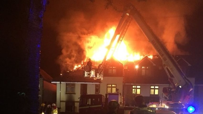 Zginęła kobieta po wybuchu pożaru w bloku w północno-wschodnim Londynie.