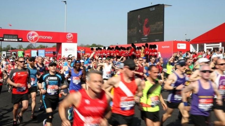 Dzisiejszy Londyński Maraton odbywa się w "rekordowym upale"
