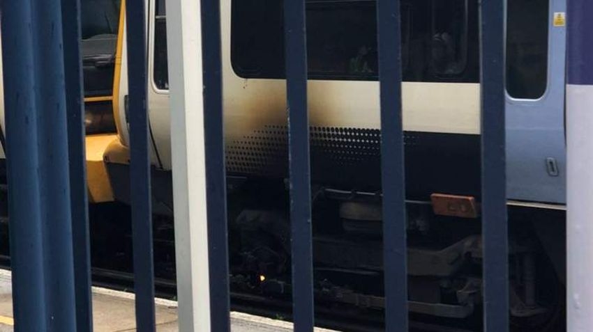 Stacja West Wickham ewakuowana, po zapaleniu się pociągu.