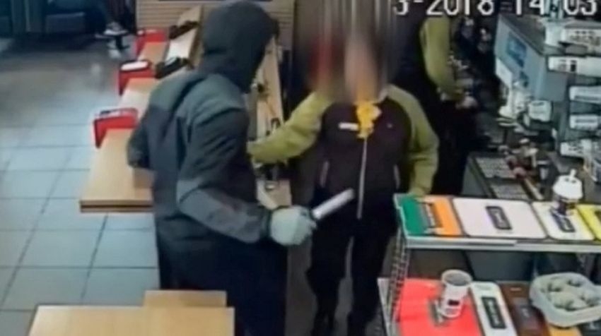 Zamaskowany mężczyzna z nożem wpada do McDonalda i ucieka z pudełkiem naklejek Monopoly