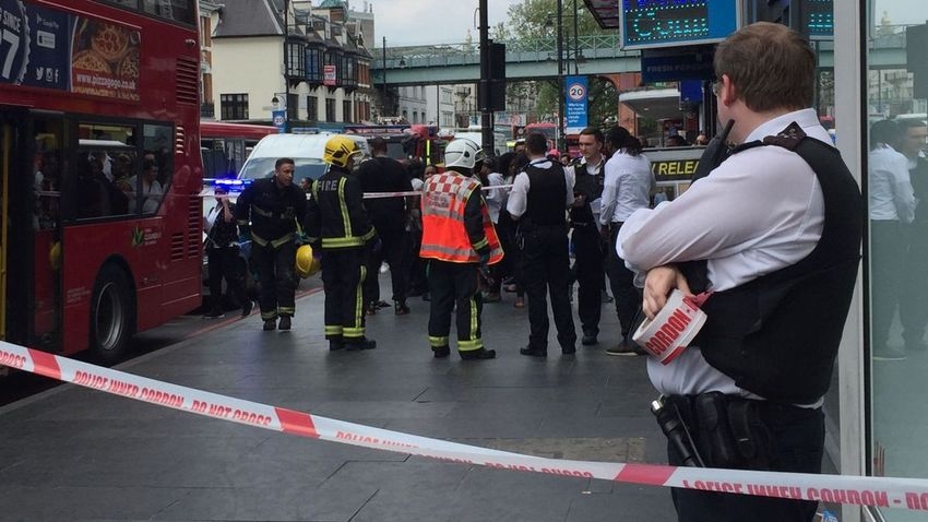 Kobieta w wieku ok 20 lat "została zaatakowana nieznaną substancją" obok stacji Brixton