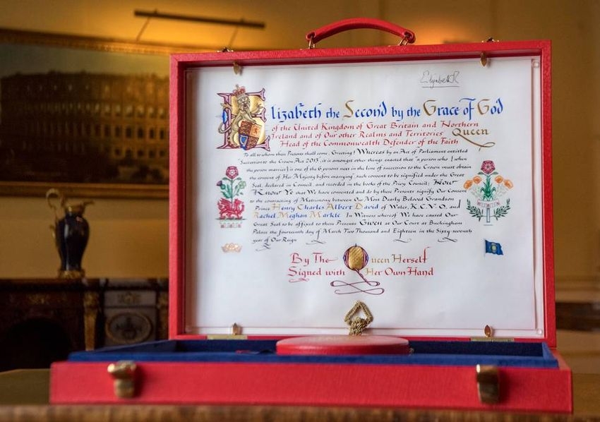 Królowa wydała oficjalny dokument zgody pozwalający księciu Harry'emu wziąć ślub z Meghan Markle