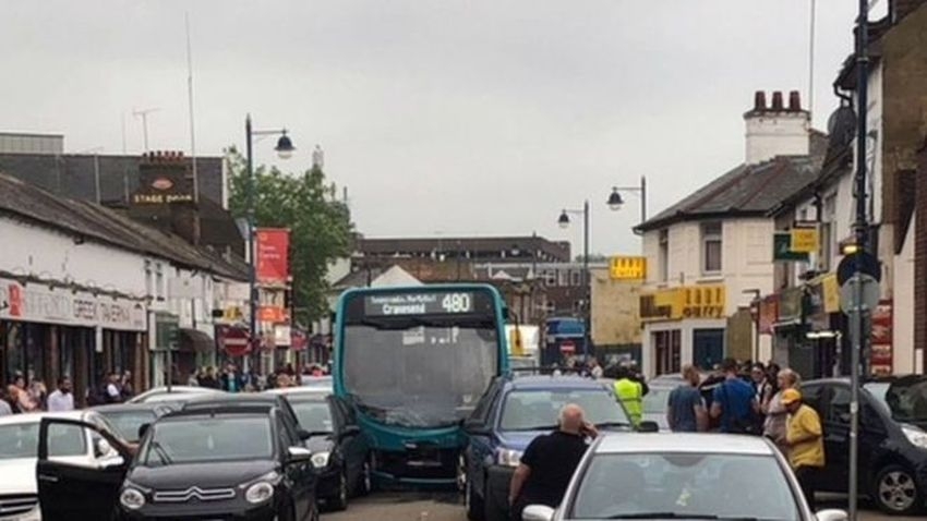 Siedemnaście osób zostało rannych, po staranowaniu przez autobus Dartford Arriva kilkudziesięciu samochodów