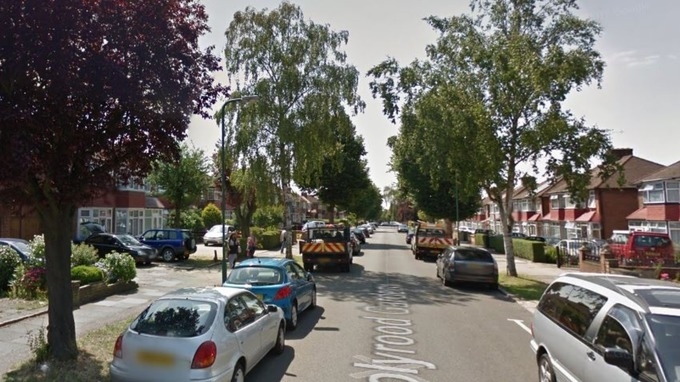 Kobieta walczy o życie, podczas napadu została uderzona w głowę przez napastników na skuterze