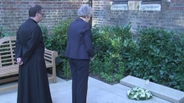 "Nigdy nie zostaną zapomniani" - Theresa May złożyła wieniec podczas niezapowiedzianej wizyty w kościele w Grenfell