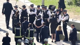 "Nigdy nie zostaną zapomniani" - Theresa May złożyła wieniec podczas niezapowiedzianej wizyty w kościele w Grenfell