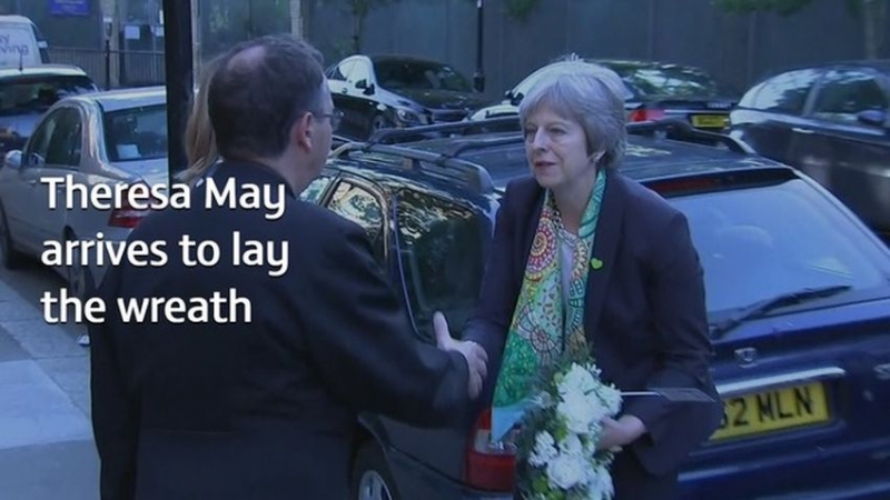 "Nigdy nie zostaną zapomniani" - Theresa May złożyła wieniec podczas niezapowiedzianej wizyty w kościele w Grenfell