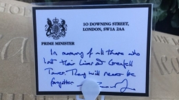 "Nigdy nie zostaną zapomniani" - Theresa May złożyła wieniec podczas niezapowiedzianej wizyty w kościele w Grenfell