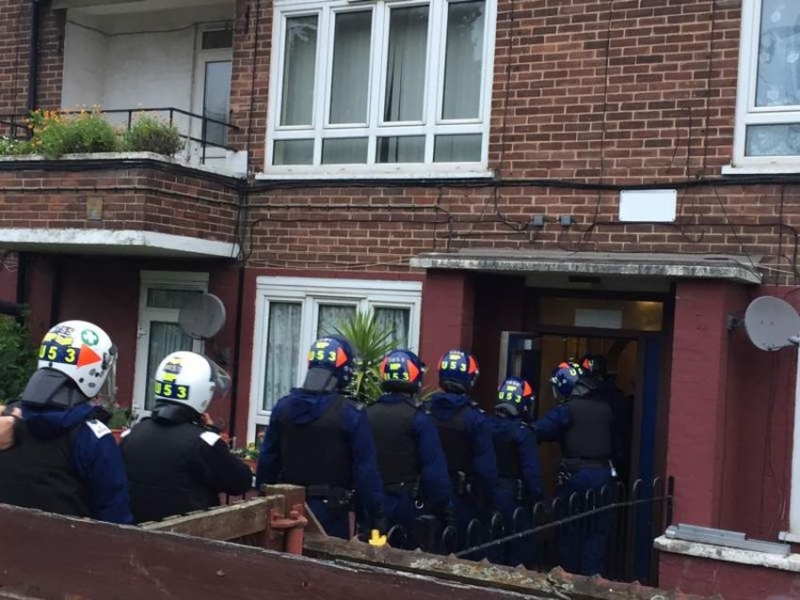 Siedem osób aresztowanych podczas policyjnych nalotów o świcie...