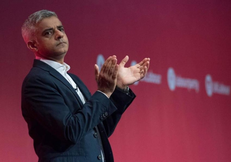 Sadiq Khan ostrzega, że stanowiska pracy będą zagrożone, jeżeli Brexit zignoruje branże usługowe.