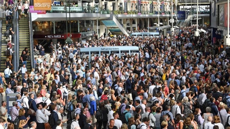 Zakłócenia dla podróżnych na stacji Londyn Waterloo. Pożar pod pociągiem ponownie zakłócił ruch na stacji.