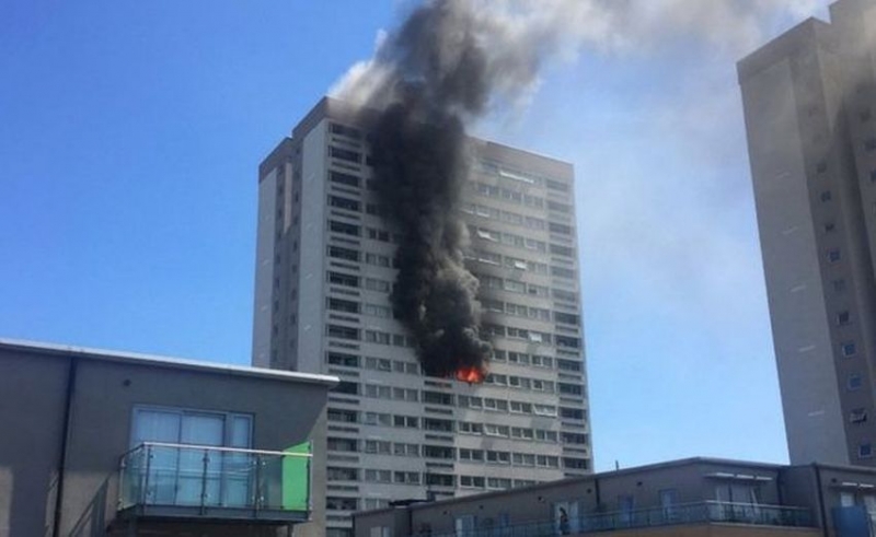 Pożar bloku mieszkalnego w Mile End