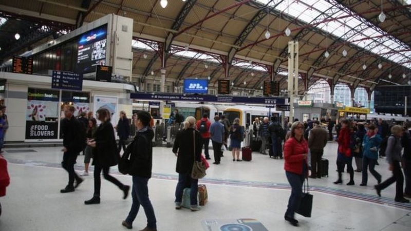 Chaos komunikacyjny na stacji London Victoria ze względu na problemy z sygnalizacją
