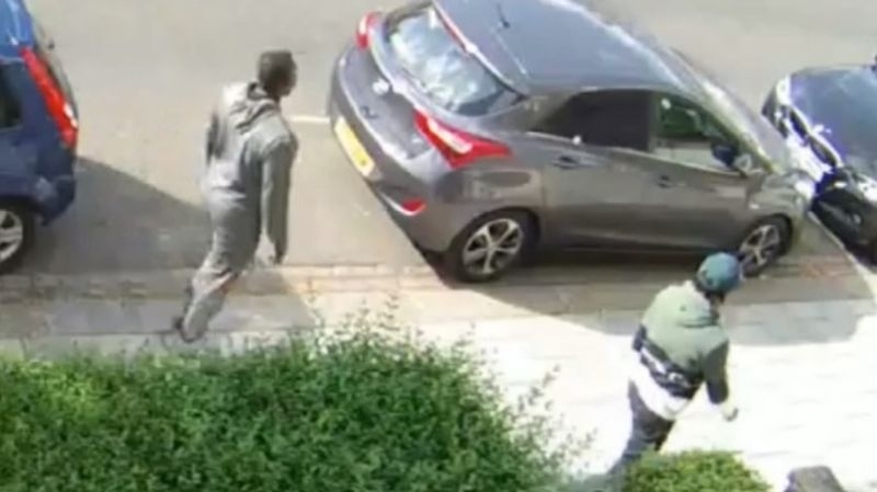 Kobieta spacerująca z trójką dzieci okradziona w południowo-zachodnim Londynie