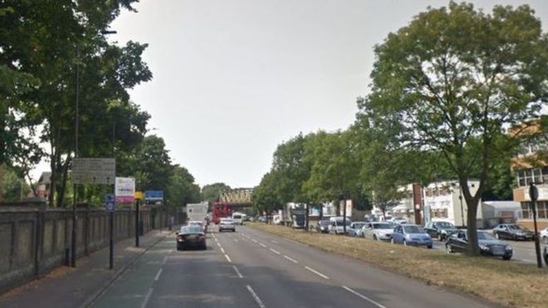 Mężczyzna zatrzymany po śmierci kobiety na ulicy w Hanwell