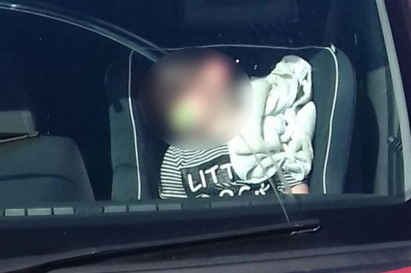 Dziadek zostawił dziecko w samochodzie.