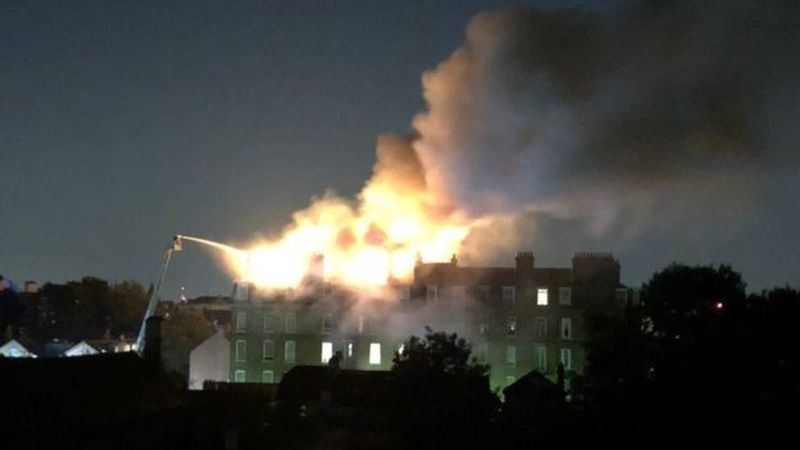 Pożar w West Hampstead: 100 strażaków walczy z ogniem w mieszkaniach