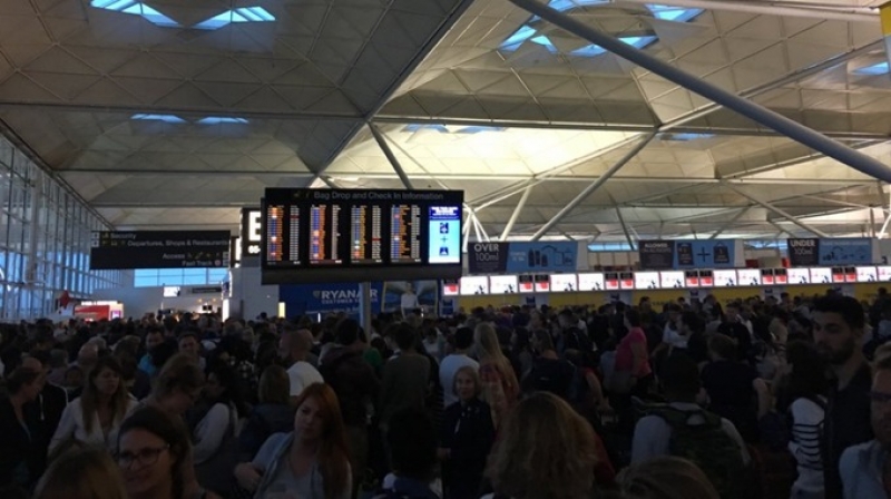 Podróżny "chaos", opóźnione loty, olbrzymie kolejki na lotnisku Stansted i czekanie do pięciu godzin na Eurotunnel