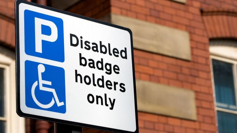 System pozwoleń na parkowanie w miejscach dla osób niepełnosprawnych tzw. "Blue Badge" będzie rozszerzony na "ukryte niepełnosprawności"