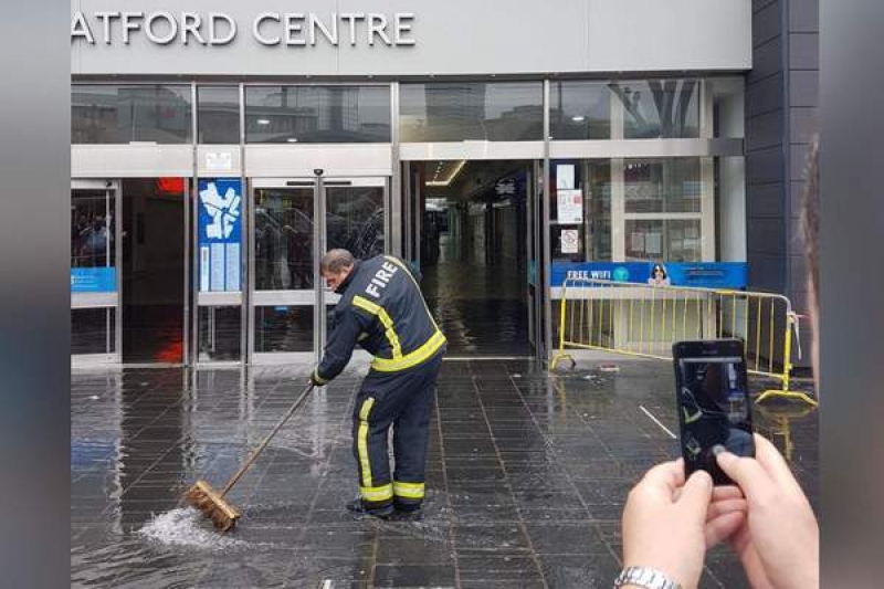 Centrum Handlowe Stratford zostało zamknięte z powodu podtopienia 50 sklepów