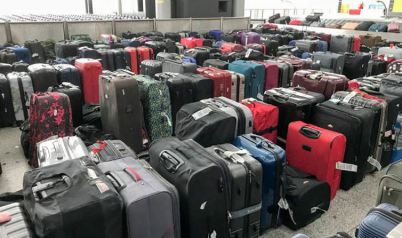 Zdenerwowani pasażerowie nie mieli ochoty na odbiór swoich bagaży po odwołanych lotach na Stansted.