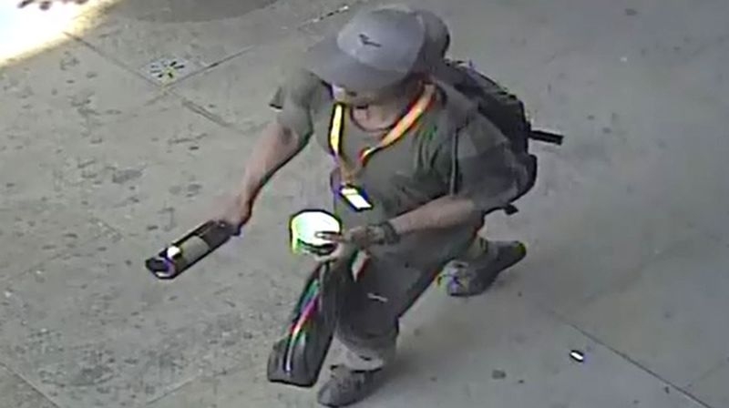 Chłopak upada nieprzytomny na ruchliwą drogę po ataku w głowę butelką wina