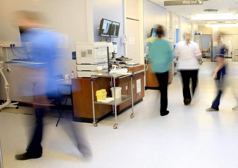 Dwóch mężczyzn zostało aresztowanych po tym, jak szpitale otrzymały paczki zawierające podejrzany płyn