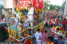 Tysiące Hindusów obchodziło Święto Rydwanów w Londynie