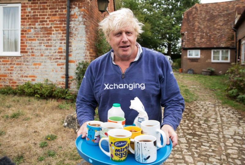 Boris Johnson zaoferował dziennikarzom kawę i herbatę.