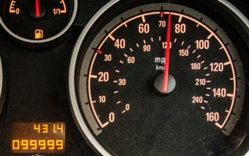 £ 100 za przekroczenie szybkości o 1mph.