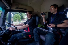 Policja używa nieoznakowanej ciężarówki, aby złapać kierowców rozmawiających przez telefon.