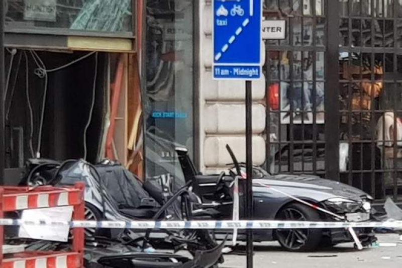 Wypadek drogowy po policyjnym pościgu na Regent Street w centrum miasta.