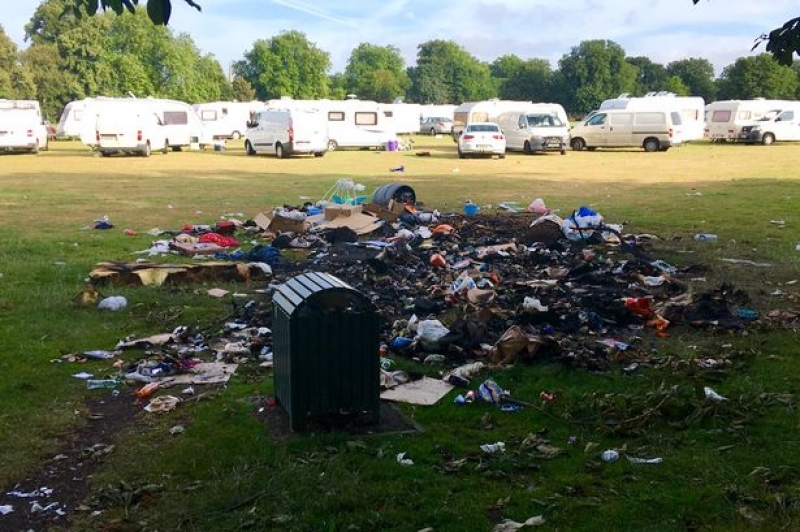 Mieszkańcy piszą petycję wzywającą gminę do zakazu rozbijania obózów dla tzw. „Travellersów”