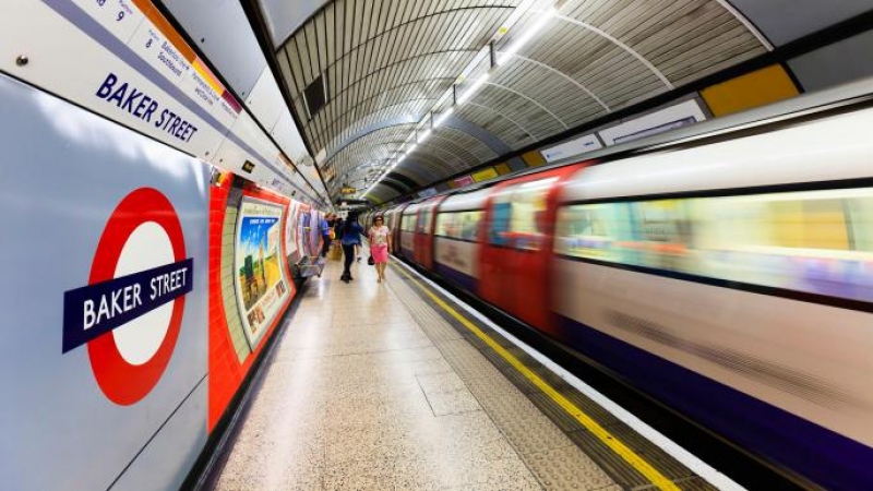 Trzyosobowa rodzina wpadła na tory metra.