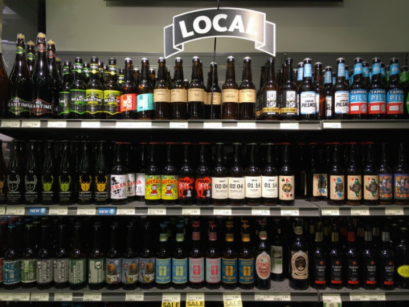 Trzynastolatki w Londynie moga kupić co chcą, nóż, piwo, papierosy.