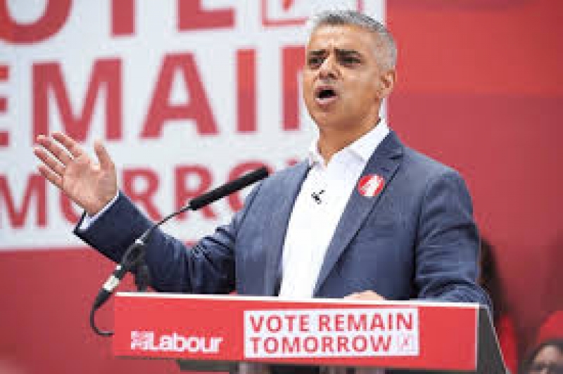 Khan wzywa do nowego referendum.