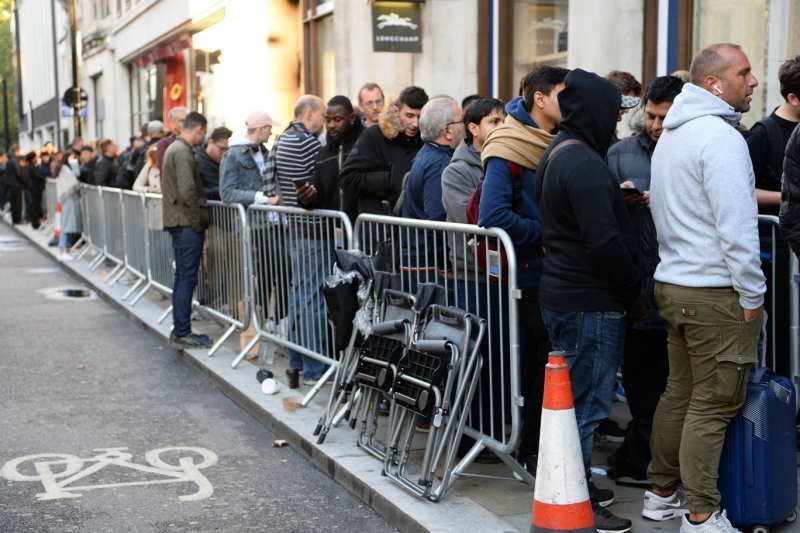 Kolejka po nowe smartfony Apple, które mogą kosztować nawet do £ 1449.