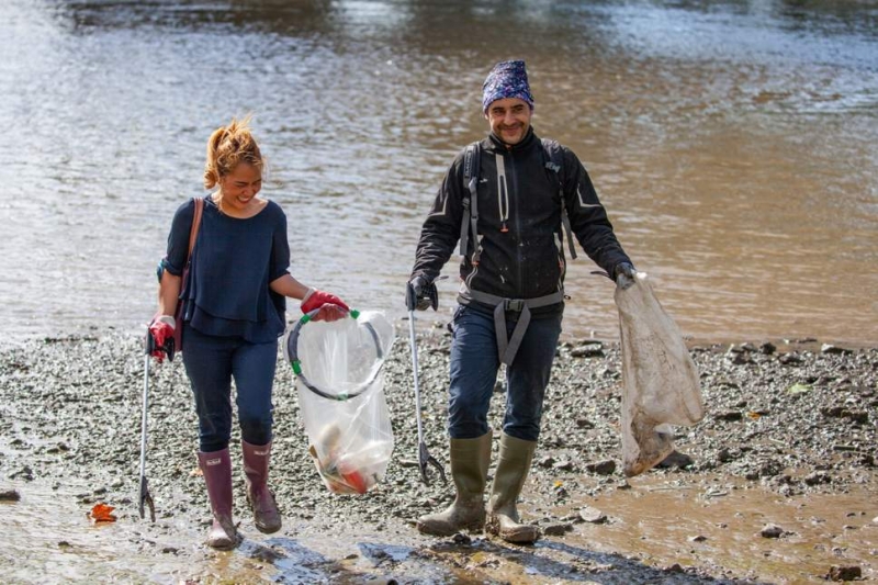 Rekordowa liczba plastikowych butelek po wodzie wyłowionych z Tamizy.