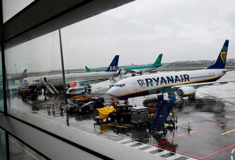 Próbował dogonić kołujący do startu samolot.